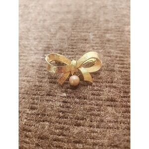 Dubarry FA Makers Mark Pin Bow With Faux Pearl